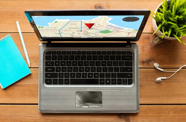 Close-up van laptop computer met GPS Navigator kaart — Stockfoto