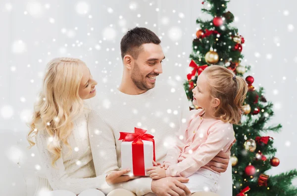 Familia feliz en casa con árbol de Navidad —  Fotos de Stock