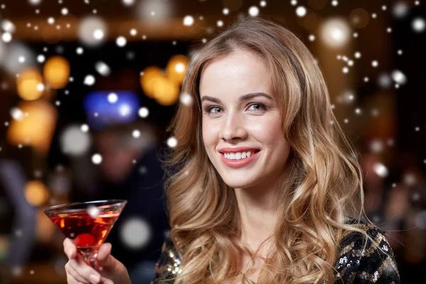 Glamoureuze vrouw met cocktail in nachtclub of bar — Stockfoto