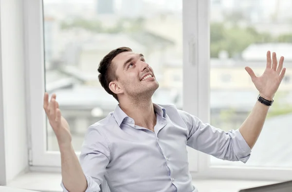 Homem de negócios feliz com laptop no escritório — Fotografia de Stock