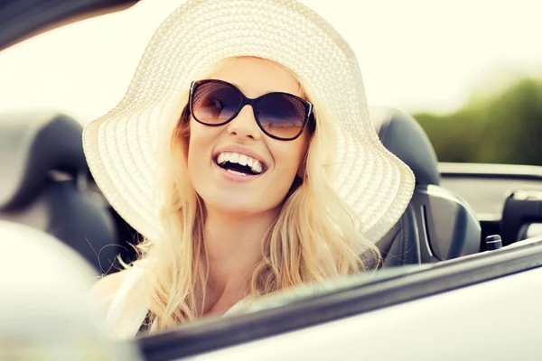 Mujer feliz conduciendo en coche cabriolet — Foto de Stock