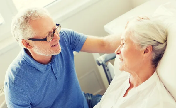 Réunion de couple senior à l'hôpital — Photo