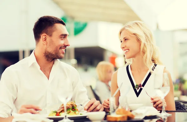 Happy couple eating dinner at restaurant terrace — Stock Photo, Image