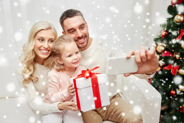 Семья делает селфи со смартфоном на Рождество — стоковое фото