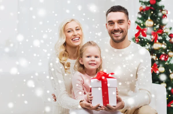 Familia feliz en casa con caja de regalo de Navidad —  Fotos de Stock