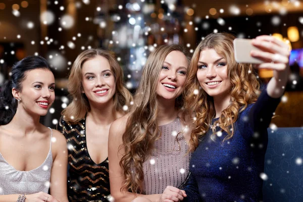 Donne con smartphone scattare selfie al night club — Foto Stock