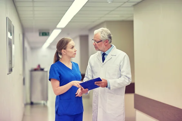 Oberarzt und Krankenschwester mit Tablet-PC im Krankenhaus — Stockfoto