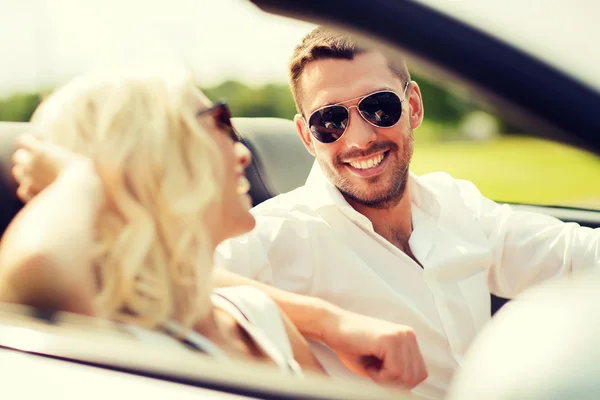 幸福的男人和女人开敞蓬车的车 — 图库照片