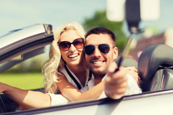 Щаслива пара в машині приймає селфі зі смартфоном — стокове фото