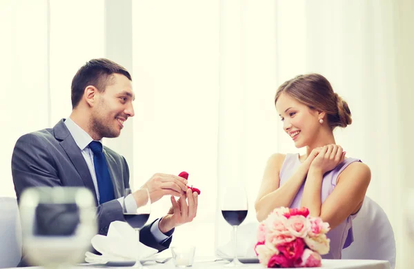 Hombre proponiendo matrimonio a su novia en el restaurante —  Fotos de Stock