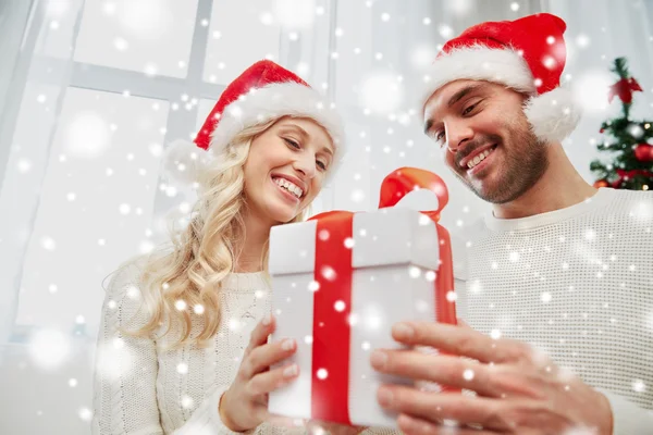 Feliz pareja en casa con caja de regalo de Navidad — Foto de Stock