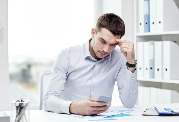 Primer plano de hombre de negocios con smartphone — Foto de Stock