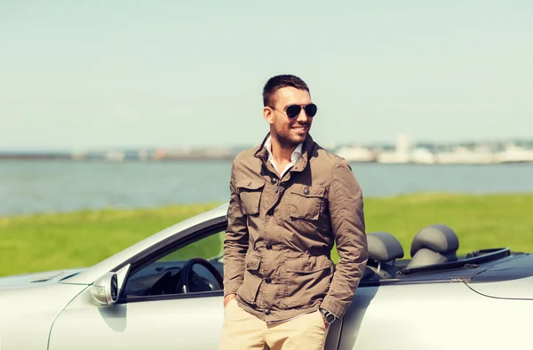 Happy man near cabriolet car outdoors — Stock Photo, Image