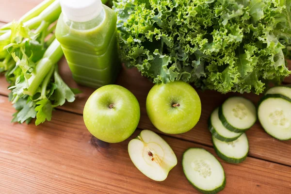 Primer plano de la botella con jugo verde y verduras — Foto de Stock