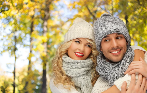 幸福的夫妇在暖和的衣服，在秋天 — 图库照片