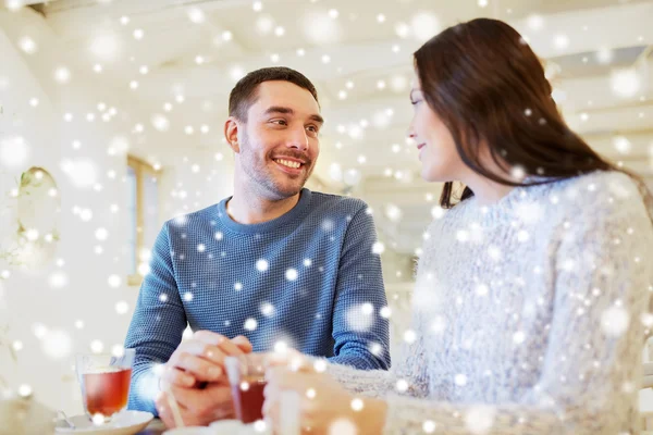 Coppia felice bere il tè al caffè — Foto Stock