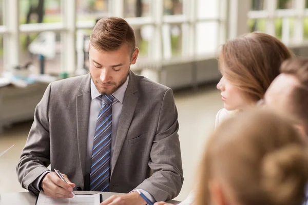 Vergadering van zakenmensen op kantoor — Stockfoto