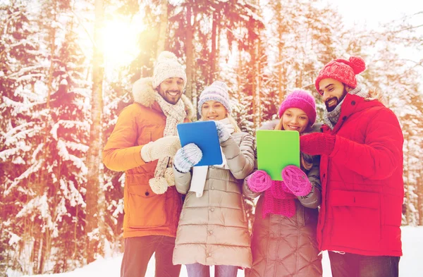 Smilende venner med tablet pc om vinteren skov - Stock-foto