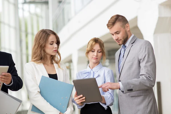 Business team met tablet pc en mappen op kantoor — Stockfoto