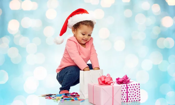 Счастливая маленькая девочка с рождественскими подарками — стоковое фото
