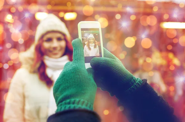 Pareja tomando fotos con smartphone en el casco antiguo —  Fotos de Stock