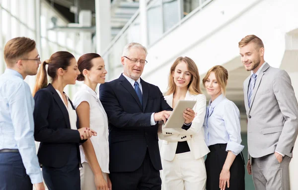 Zakenmensen met tablet pc op kantoor — Stockfoto