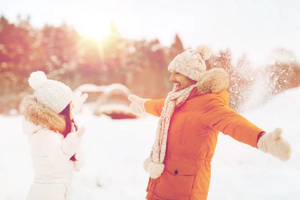 Gelukkige paar spelen met sneeuw in de winter — Stockfoto