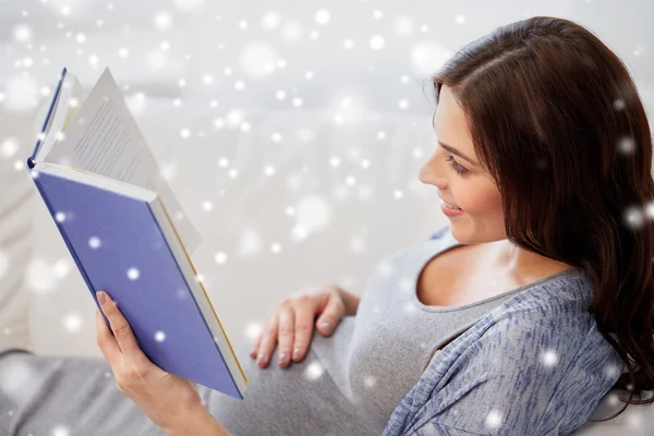 Mulher grávida feliz ler livro em casa — Fotografia de Stock