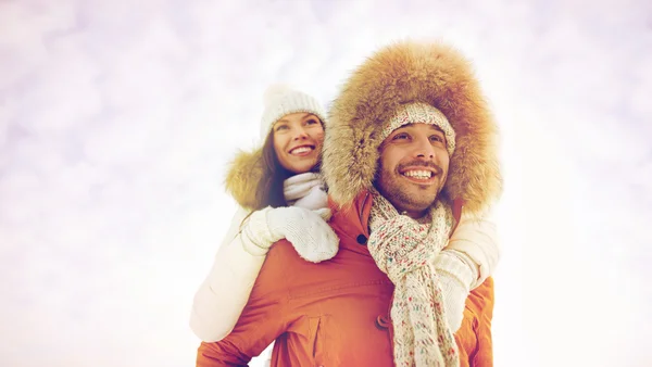 Gelukkige paar plezier over de achtergrond van de winter — Stockfoto