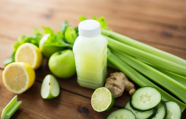 Primer plano de la botella con jugo verde y verduras — Foto de Stock