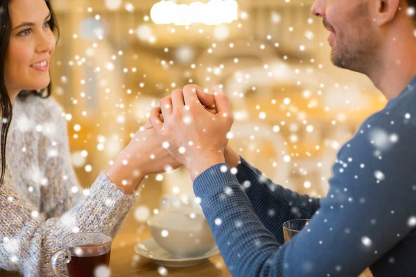Gelukkig paar met thee hand in hand in restaurant — Stockfoto