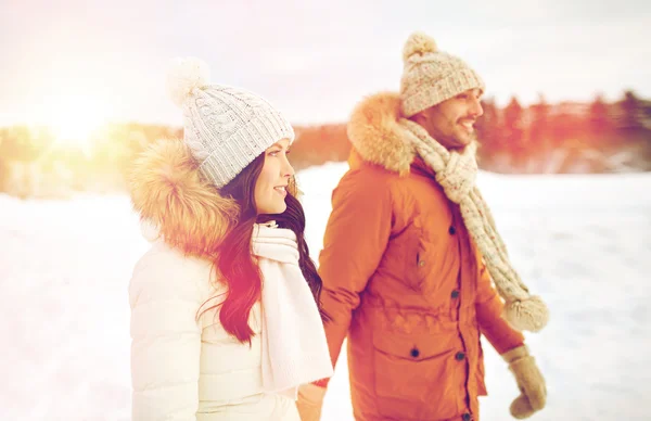 Feliz casal andando sobre fundo de inverno — Fotografia de Stock