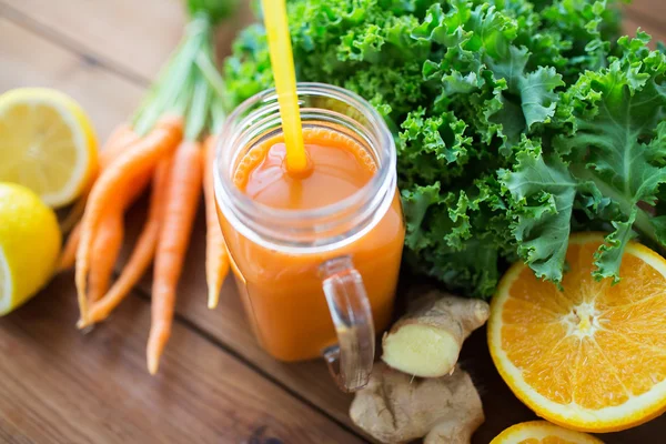 Cruche en verre de jus de carotte, fruits et légumes — Photo