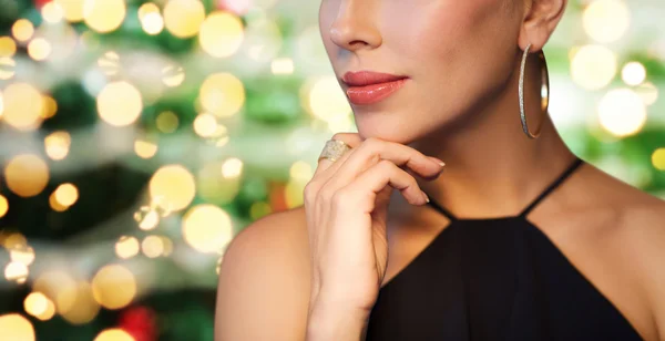 Close up of woman in black wearing diamond jewelry — Stock Photo, Image