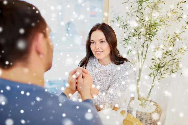 Gelukkig paar met thee hand in hand in restaurant — Stockfoto