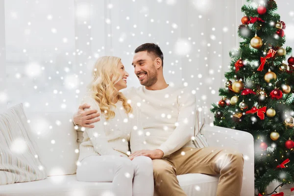 Casal feliz em casa com árvore de natal — Fotografia de Stock