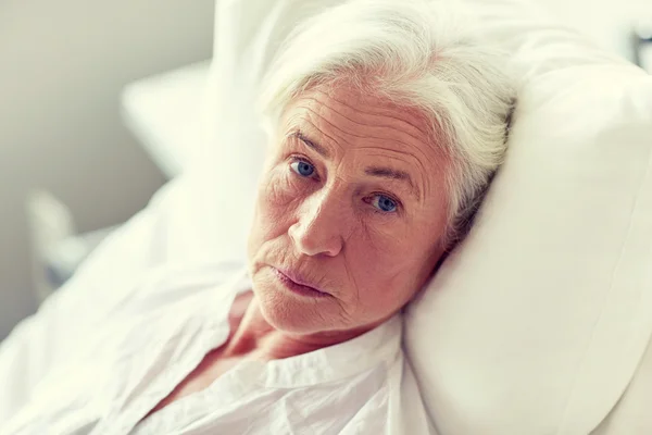 Starší žena pacient ležet v posteli na nemocniční oddělení — Stock fotografie