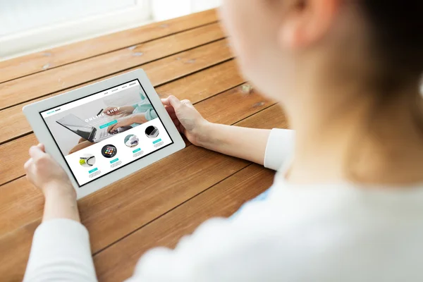 タブレットPC上のインターネットショップで女性のクローズアップ — ストック写真