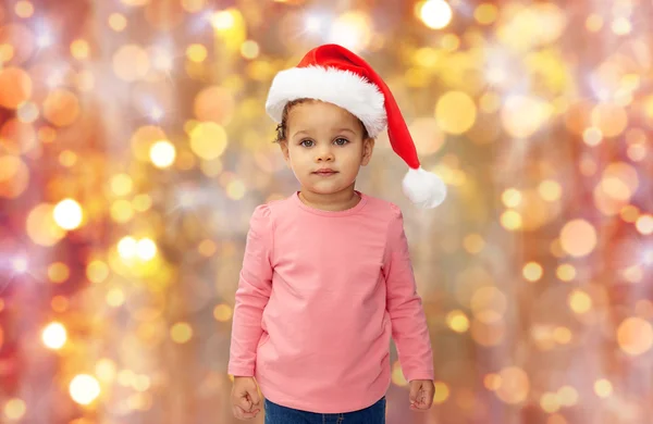 Belle petite fille en chapeau de Père Noël — Photo