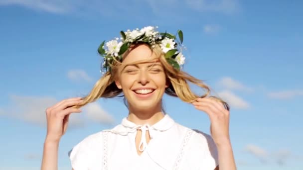 Sorrindo jovem mulher na grinalda de flores ao ar livre — Vídeo de Stock