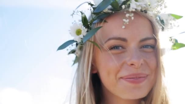 Sonriente joven en corona de flores al aire libre — Vídeo de stock