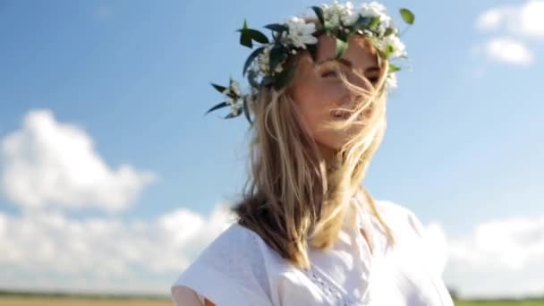 Souriant jeune femme en couronne de fleurs à l'extérieur — Video