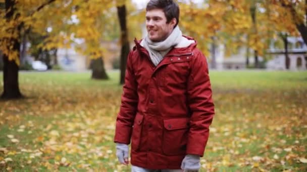 Feliz joven pareja reunión en el parque de otoño — Vídeos de Stock