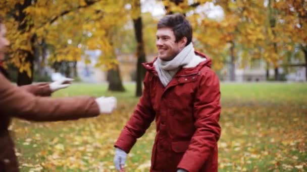 Glada unga par möte i höst park — Stockvideo