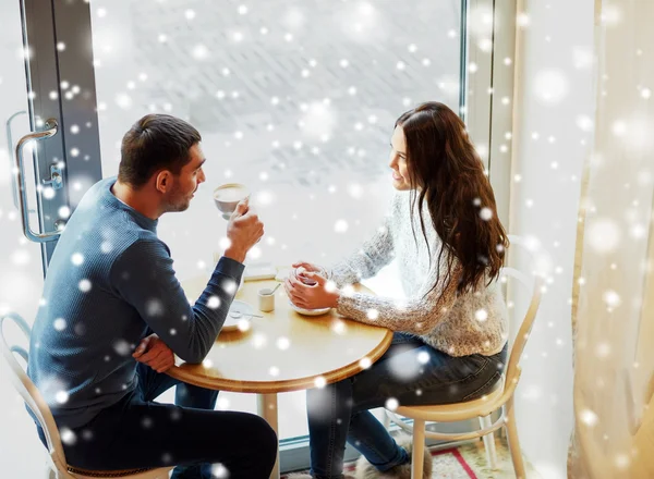 Счастливая пара пьет чай и кофе в кафе — стоковое фото