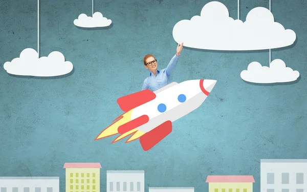 Empresária voando no foguete acima da cidade dos desenhos animados — Fotografia de Stock