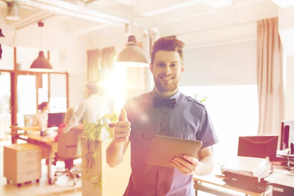 Trabajador de oficina masculino creativo feliz con la tableta PC —  Fotos de Stock