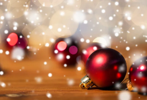 Primer plano de bolas rojas de Navidad en madera — Foto de Stock