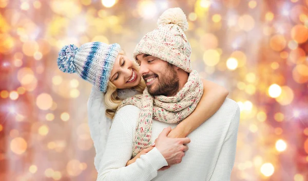 Sorrindo casal em roupas de inverno abraçando — Fotografia de Stock