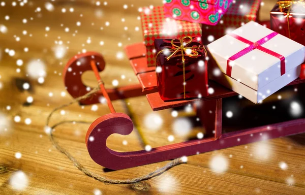 Zár-megjelöl-a karácsonyi ajándék doboz fa szánkó — Stock Fotó